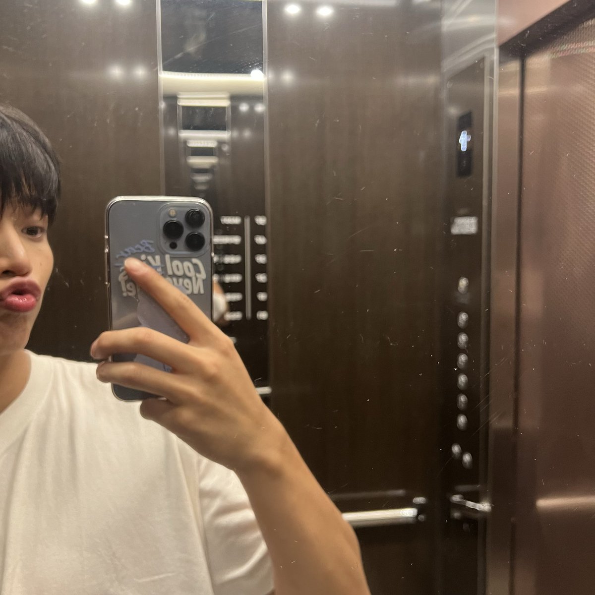 [#HYUK_MEDIA]
20/10/2023 updates

will post text translations after he finishes posting (he posted a lot i cannot catch up)

#HYUK #YANG_HYUK #OMEGA_X