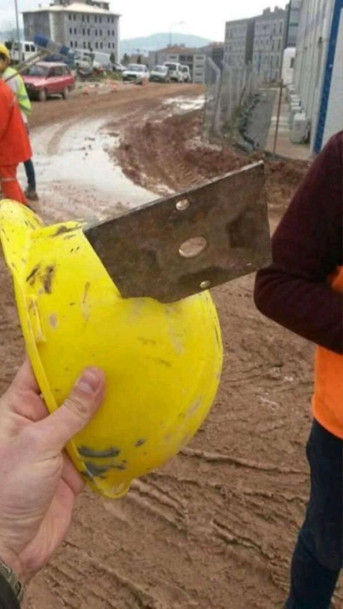 jjsafetyllc's tweet image. And this is why head protection is important!😳🫠👷#hardhats #headprotection #construction #PPE