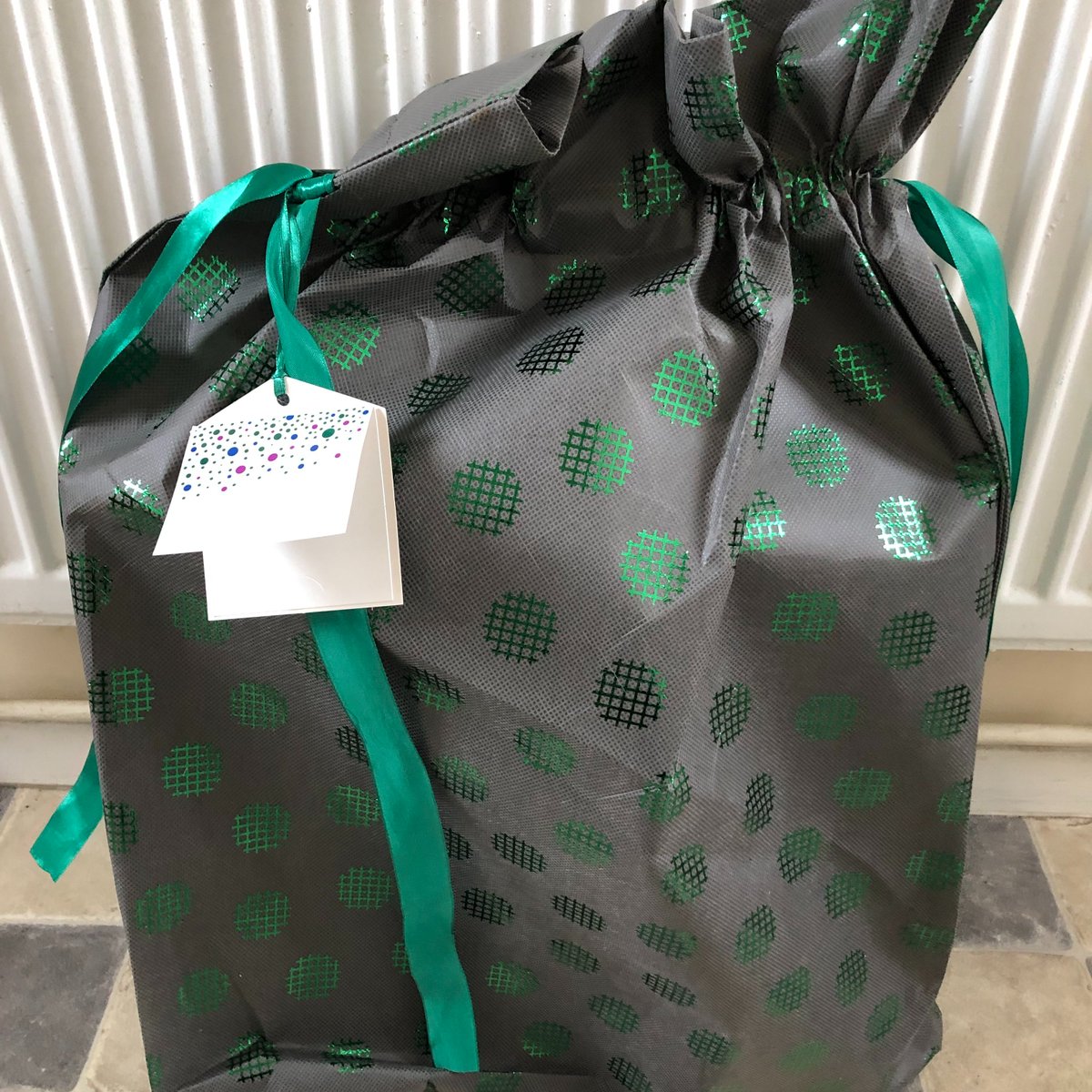 And there's more! Thank you again <a href="/mogs_at_28/">The mogs at No. 28</a> - Raven wasted no time in celebrating #NationalBlackCatDay in style making full use of your wonderful gift ❤️🐈‍⬛🐈‍⬛🐈‍⬛🐈‍⬛😻