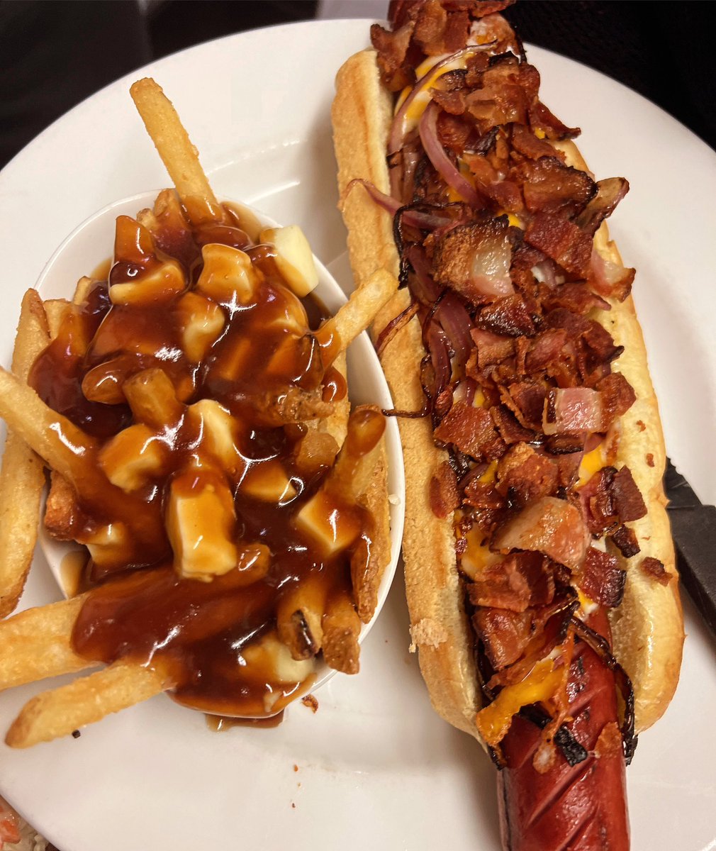 Happy Friday you did it! Calories don’t count on Fridays! 1/2lb Hot dog 🌭 with bacon and cheese annnnnnd a poutine. Kick start your weekend right with us! Patio open and Lonny Chicago playing live tonight 10pm. Happy Halloween 🎃 Weekend. #lndnont #londonontario #lunch