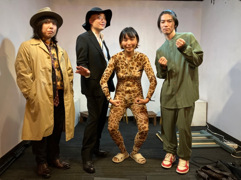 sasorikantoku's tweet photo. 猿ゴリラチンパンジー初日大盛況で観客大爆笑！しかしラストは大拍手！久々の新作公開なのでとても不安でしたが、自信を取り戻しました。アラレ王、まどんなZ、及川耕碩 ＋平ライブも最高でした。さそりショー大爆笑と大拍手で嬉しかったです。次は11月12日南阿佐ヶ谷トーキングBOXライブ付上映です。 https://t.co/PI0pUQF2I9