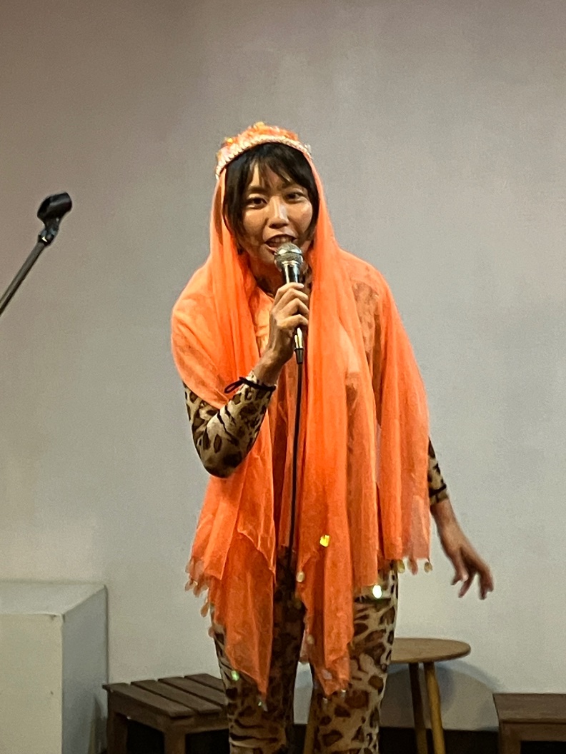 sasorikantoku's tweet photo. 猿ゴリラチンパンジー初日大盛況で観客大爆笑！しかしラストは大拍手！久々の新作公開なのでとても不安でしたが、自信を取り戻しました。アラレ王、まどんなZ、及川耕碩 ＋平ライブも最高でした。さそりショー大爆笑と大拍手で嬉しかったです。次は11月12日南阿佐ヶ谷トーキングBOXライブ付上映です。 https://t.co/PI0pUQF2I9