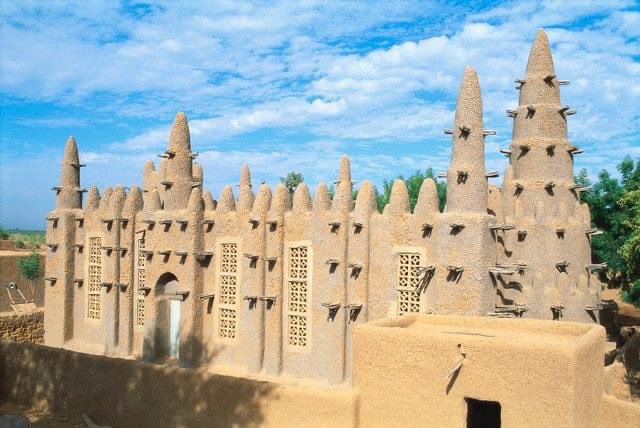 Joe__Bassey's tweet image. The Great Temple of Djenne is not the only massive adobe building in Mali. The entire country is filled with thousands of similar buildings.  Even the smallest villages have these beautiful monumental temples. #Africa