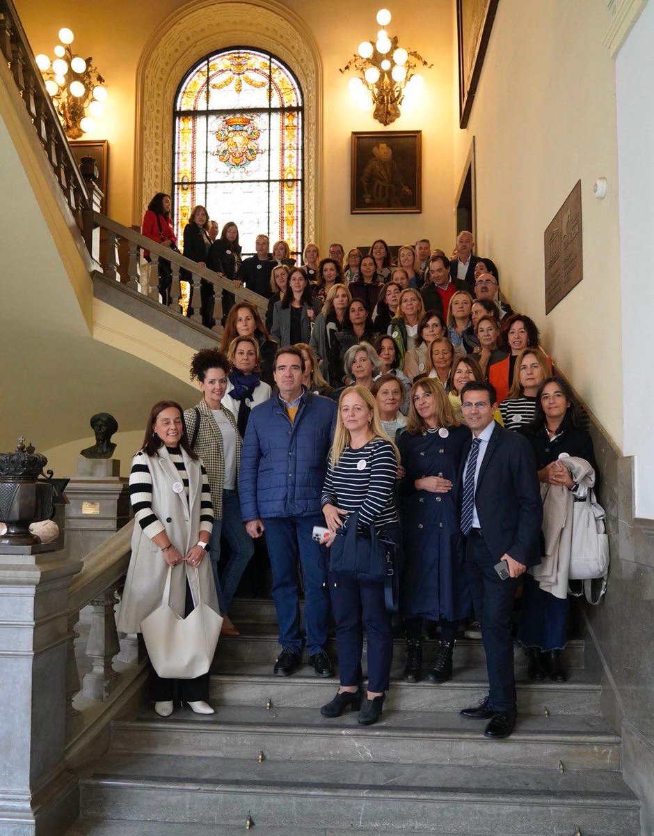 Está mañana la abogacía y la procura granadinas apoyando y aplaudiendo la declaración institucional del <a href="/aytogr/">Ayuntamiento de Granada</a> a favor de los afectados por la Mutualidad