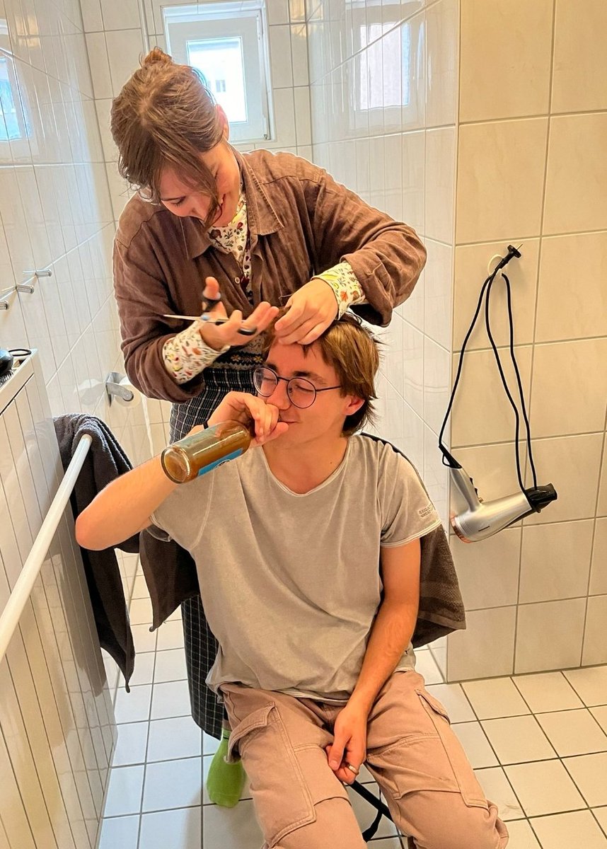 __kunststoff__'s tweet photo. der buzztelscheren cut https://t.co/fT7de6ej7f