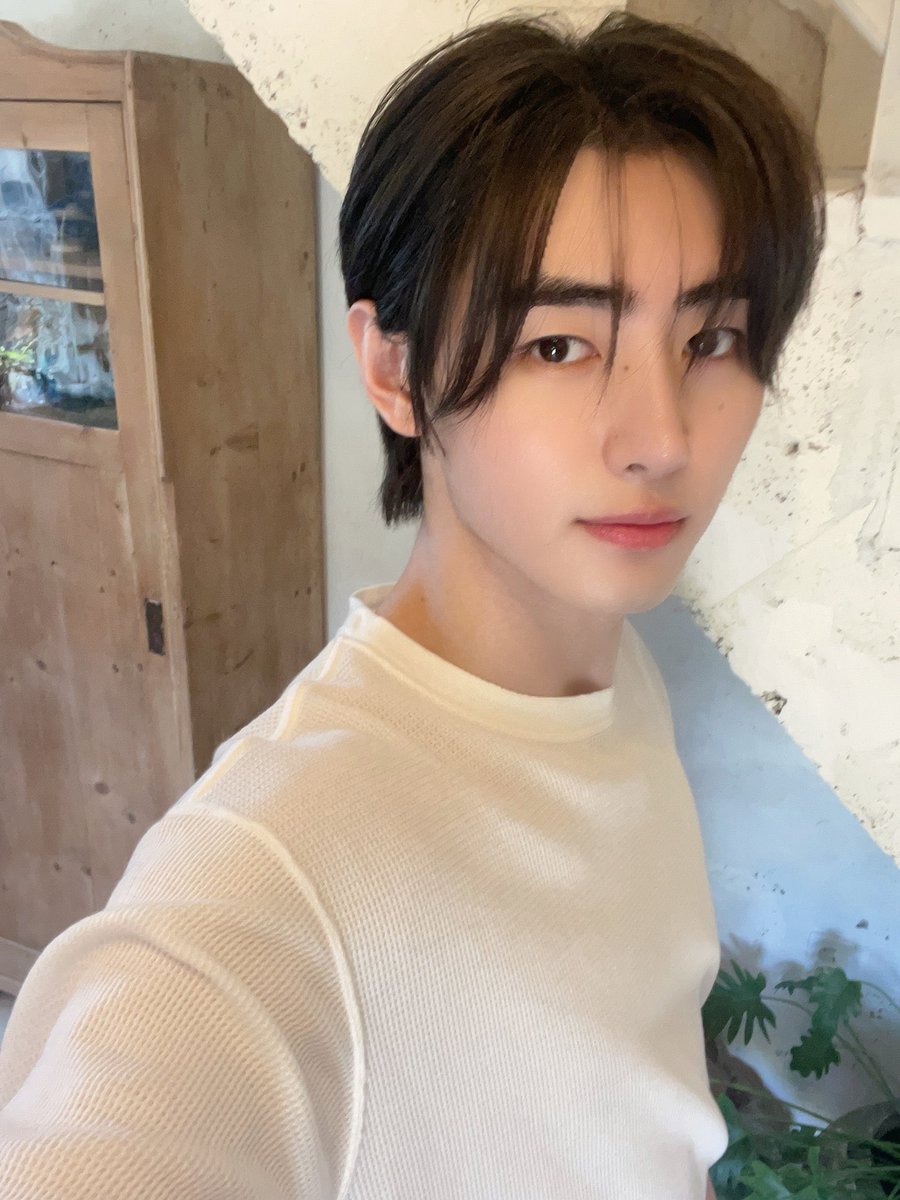 น่ารักม้าก ㅜㅜㅜㅜㅜㅜㅜㅜ ทั้งปอยหวาน ทั้งผมทัดหู น้องซองฮุนสร้างเรื่องละ ♡♡♡