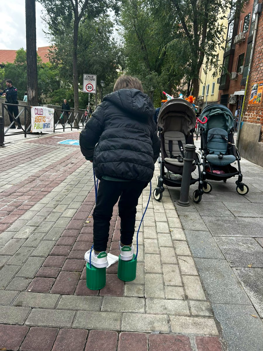 AMPAEmilia's tweet photo. Vuelve la #RevueltaEscolar!!!
Esta vez de la mano de La Fresquita, el refugio climático que necesitamos en #Lavapies 

Por entornos seguros y saludables para nuestros coles 🏫🦖🌳 https://t.co/0Tn9AAD6U8