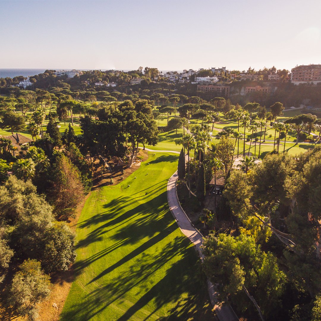 Golf_RioReal's tweet photo. Un campo emblemático de #Marbella, un club que desde 1965 lleva haciendo historia en la #CostadelSol, una forma única de entender el #golf. 

Te esperamos este fin de semana en #RioReal ⛳👉https://t.co/ZikdZ8pxRn https://t.co/Hpg08f259Y
