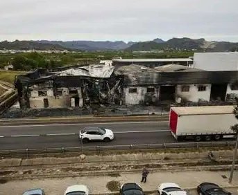 PSPVPotries's tweet photo. Represa la normalitat i amb l'incendi extingit, tal i com ha manifestat @GVA112, és moment de tornar a casa  aquells que ahir no pogueren estar a sa casa per precaució.
També és moment de ser poble, estar amb els nostres, reunir-nos a la plaça, recuperar l'activitat i seguir amb https://t.co/0sQYEOWoaB