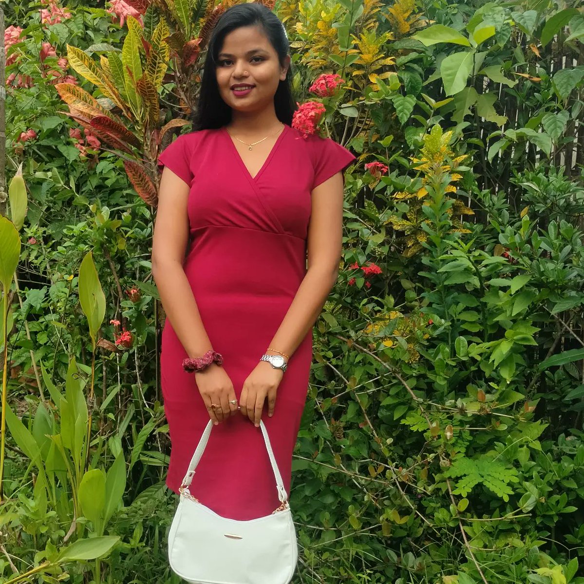 Modhu454's tweet image. Take off that shyness and wear some red❤️😉