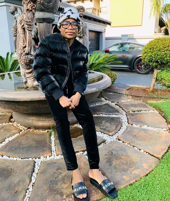 KeSelloSenyolo's tweet image. Meet limpopo born greatest artists of all time @MasterKGsa @MakhadziSA @KingMonada let us give them flowers 💐🌹 while they are still alive so that they can smell them,we are proud of them #BlackExellence 
Ramaphosa
Springboks