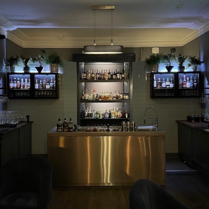 ✨FEATURE FRIDAY✨ Today we’re over at Three Storey Dublin, a fantastic Cocktail Lounge and Bar by Stephen’s Green in Dublin! They use our new Glas Herbal Liqueur in a Martini along with @boatyarddistill and Valentia Island Vermouth! 🍸