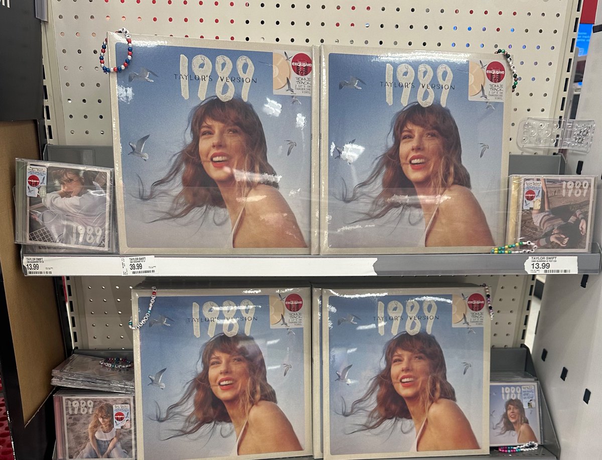 theelasttimetv's tweet photo. When you have to make and leave the friendship bracelets in honor of #1989TaylorsVersion @taylornation13 https://t.co/2wwlIbHHOg