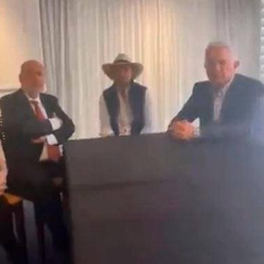 Lo de Gilberto Tobón es patético. 

Casi fue Senador con un discurso contra Uribe; después se le intentó unir para llegar a la Alcaldía y ahora se une a Luis Pérez, que es lo peor de la política. 

Tobón terminó convertido en un sancocho de babas. ¡Que verguenza!