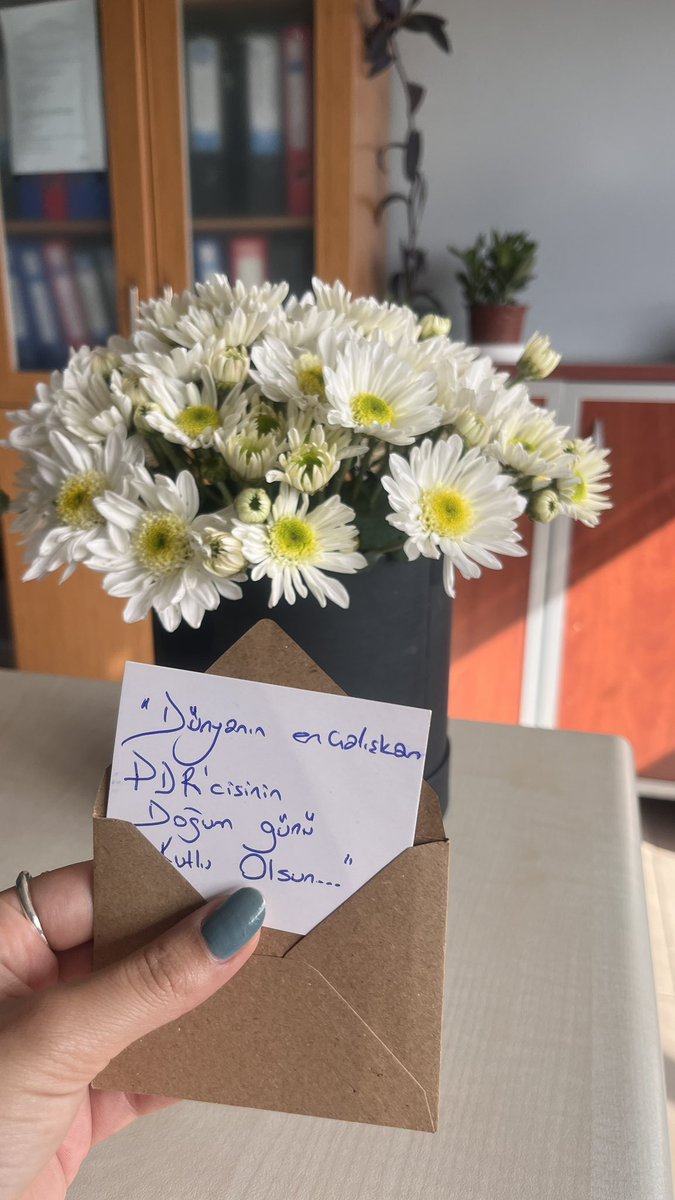 Papatyaları sevdiğimi bilen biri 🤍