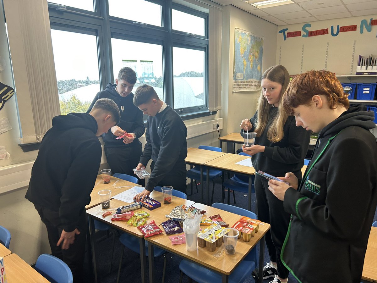 stpaulsgeog's tweet photo. Friday fun with edible Soil profiles 🐛🪱🍄🥮🥮🍫🍪 nice end to the school week 🌍 https://t.co/7eXIvOaHbY