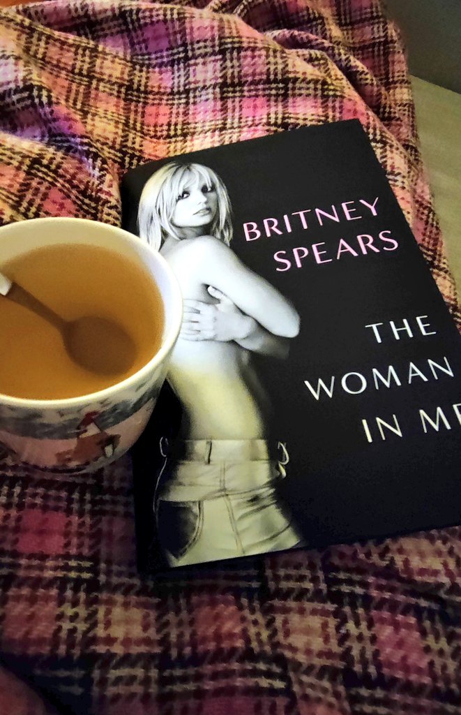 BritBrit_FIN's tweet photo. Let the weekend begin! 🌹✨ #thewomaninme https://t.co/kXe4eDBGla
