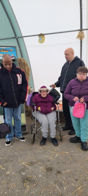 SertomaStar's tweet photo. The Seniors group had a great time exploring Odyssey Fun Farms in Tinley Park. The farm has a hay ride, corn bin, mazes, a pumpkin patch along with plenty of other fall fun activities. What a fun way to embrace a fall day!

#ChallengingLimitsChangingLives https://t.co/fdgYDkhaUd