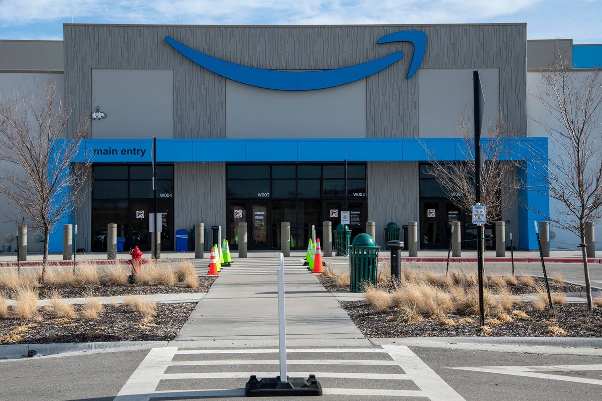 MichaelLAllen's tweet photo. CoStar News - Amazon Cites Warehouse Changes in Tripling Profit, Slashing Shipping Costs https://t.co/MB6MSIXNmV https://t.co/VVlVvXkVdD