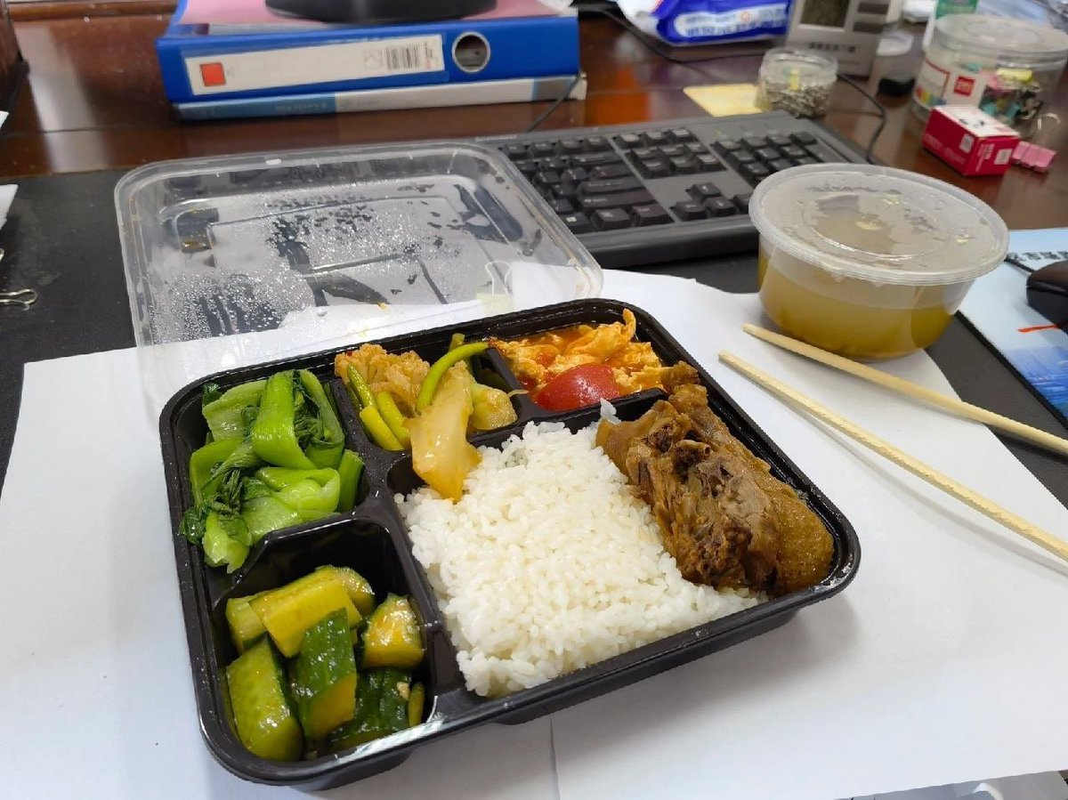 From quick bites to leisurely meals, lunchtime is a chance to indulge. 😄