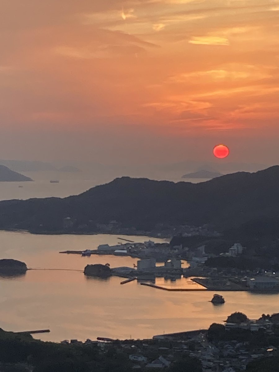 nobu78371's tweet photo. 夕陽がとてもきれい‥
#小豆島暮らし https://t.co/Fcd65LyED1
