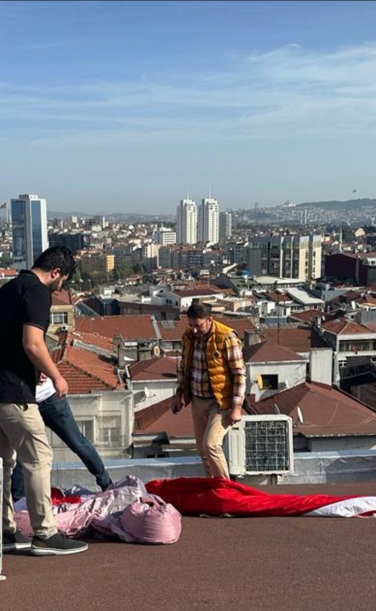 Lider büyük 
Bayrak şanlı 
Geçen 100 yıl.
İstanbul İl Başkanlıgımızın binasından aşağıya Turkiyenin en büyük posterini astık.
<a href="/MemleketimParti/">Memleket Partisi</a> 
<a href="/vekilince/">Muharrem İNCE</a> 
<a href="/mp34istanbul/">Memleket Partisi İstanbul</a>