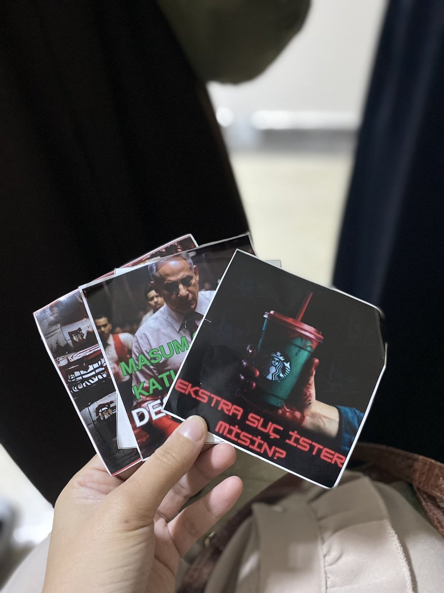 Byznrfsnky's tweet photo. Bu stickerları yapıştırdığımız için emniyetteyiz Şuan!!!
Filistin kırmızı çizgimizdir🇵🇸
@furkanhareketTT 
@izzetdas https://t.co/4aoqOzLB0I