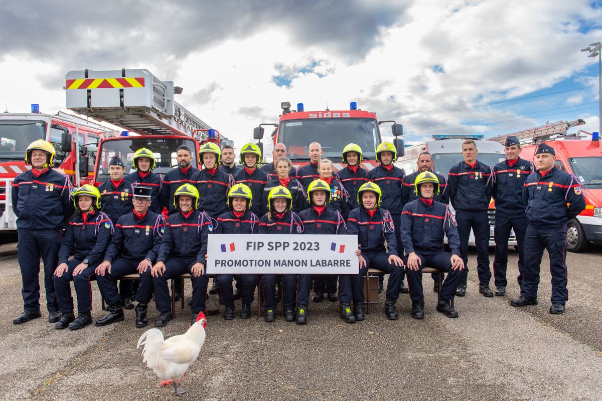 SDIS71's tweet image. #BAPTÊME de la promotion #FISPP au @CFD_SDIS71 ! 
➡En hommage à la #SPV @SDIS_18 décédée en intervention, la promotion porte désormais le nom de &quot;caporale Manon LABARRE&quot;.
🔥Souhaitons une belle carrière aux 12 caporaux qui intègrent les @SDIS71 @sdis25 @SDIS39 !
📸@NicolasTitre