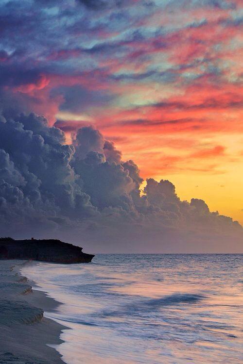 arvindsoliloquy's tweet image. through out the day
the peripherals change
but oblivious to the audience
the sea continues to play
it&apos;s hand deftly and ineptly

deaf to the praise &amp;amp; critique
it lets the wind and the moon
to dance on its waves

#vsspoem #peripheral
📷Pinterest