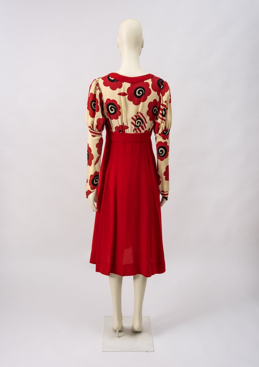 Friday Treat Time and a masterpiece by designer dream team #OssieClark and #CeliaBirtwell to take us into the weekend! This red synthetic crepe dress from c.1965-1974 is a great example of Clark’s exceptional cutting skills and Birtwell’s bold printed floral designs ❤️