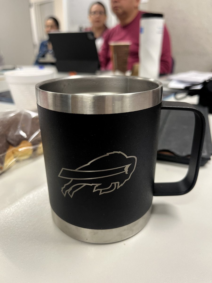 Un café para librar la entrega y mejor en la taza de la victoria 👊🏻 <a href="/BuffaloBills/">Buffalo Bills</a> #BillsMafia