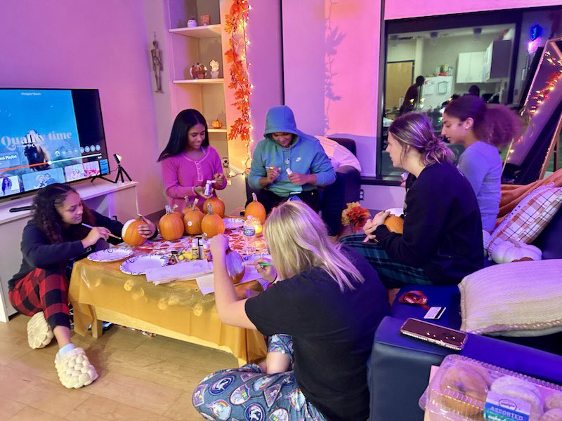 jcwomenshoops's tweet photo. Team hanging out on campus last night! Yes, this is our on campus housing suites! ✈️🏀 https://t.co/nWQUM93NMS