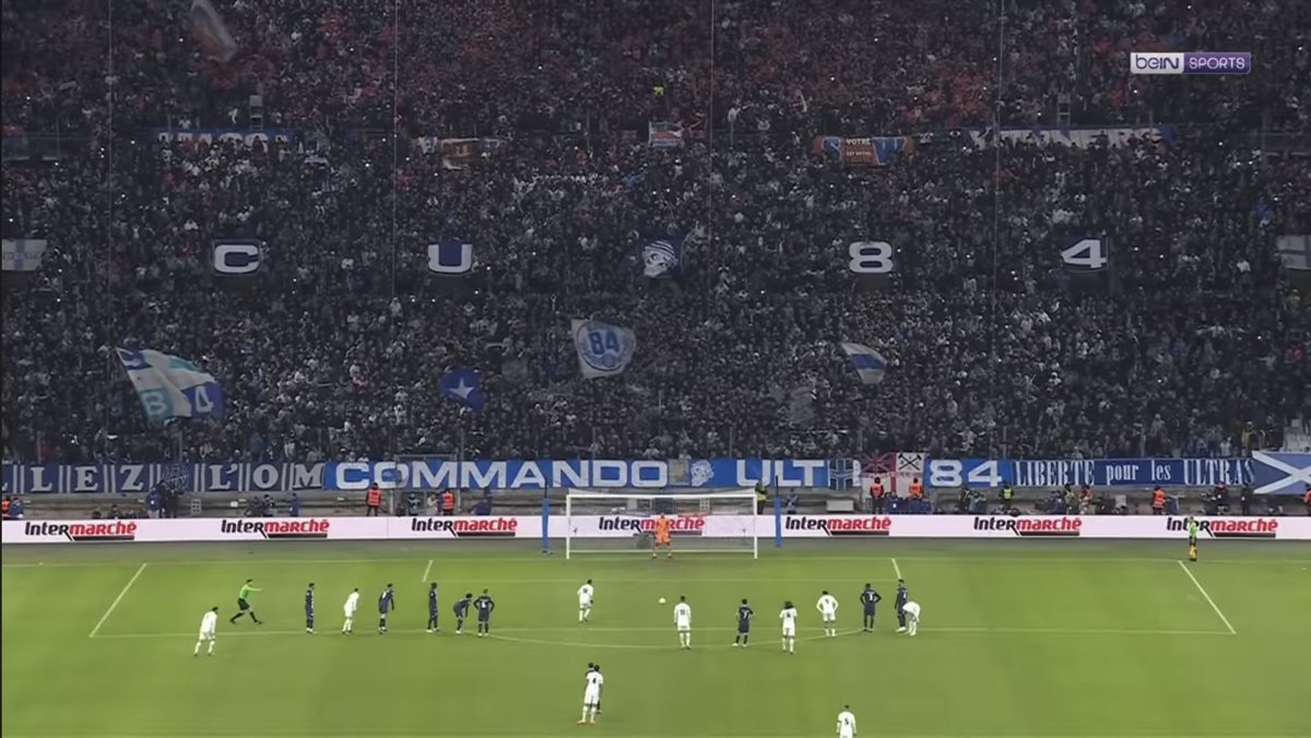 GuilDcqt's tweet image. Cette image me choque profondément 

Regardez face à quoi un joueur tire un penalty au Vélodrome