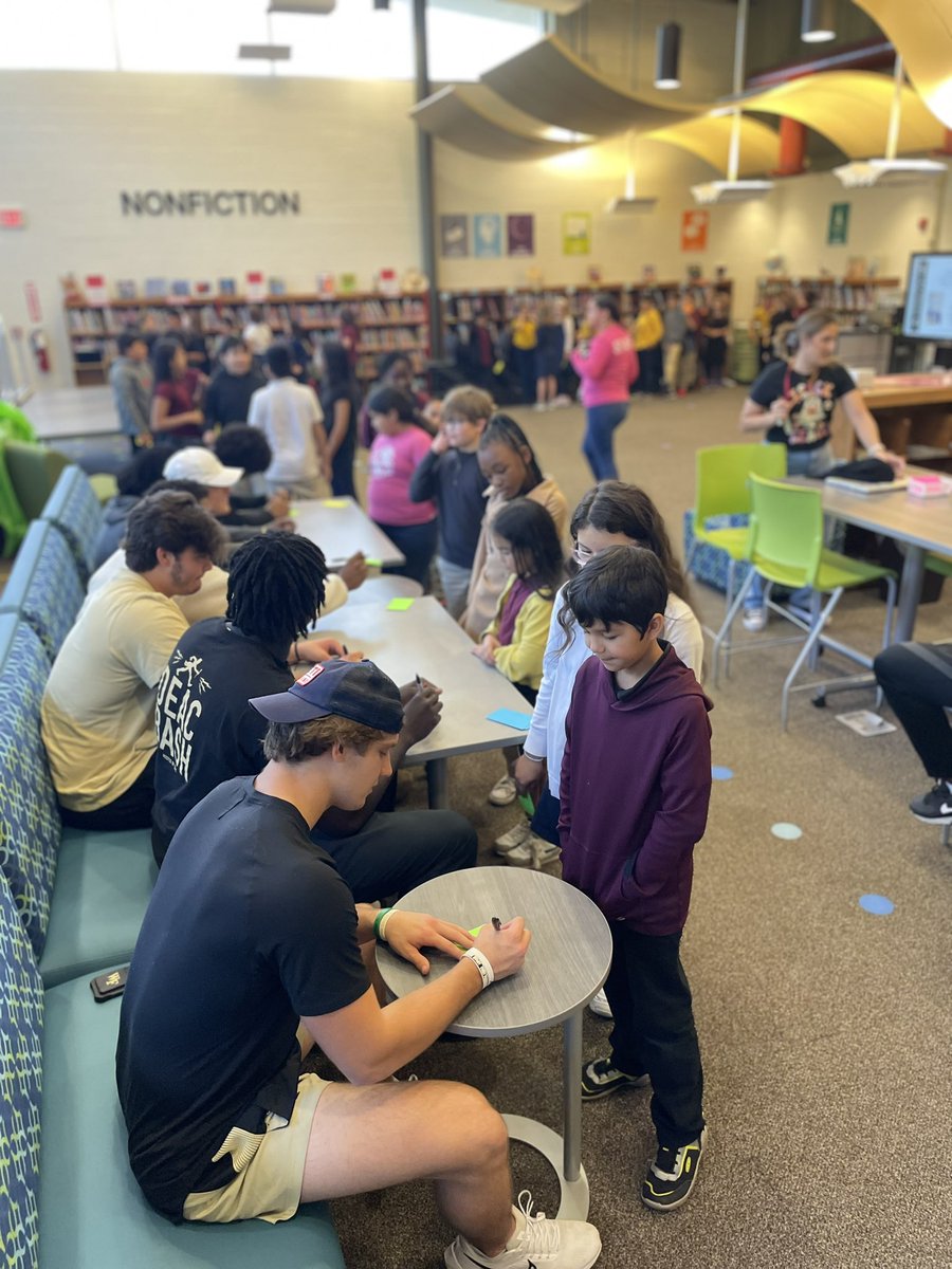 SpeasBeesRead's tweet photo. #SpeasG4 students are stepping up to the #READchallenge. @Wakeforest football players stopped by today to encourage all of our @SpeasGlobal 4th graders to read! #GoDeacs. #SpeasBeesRead https://t.co/UjslqBRWBz
