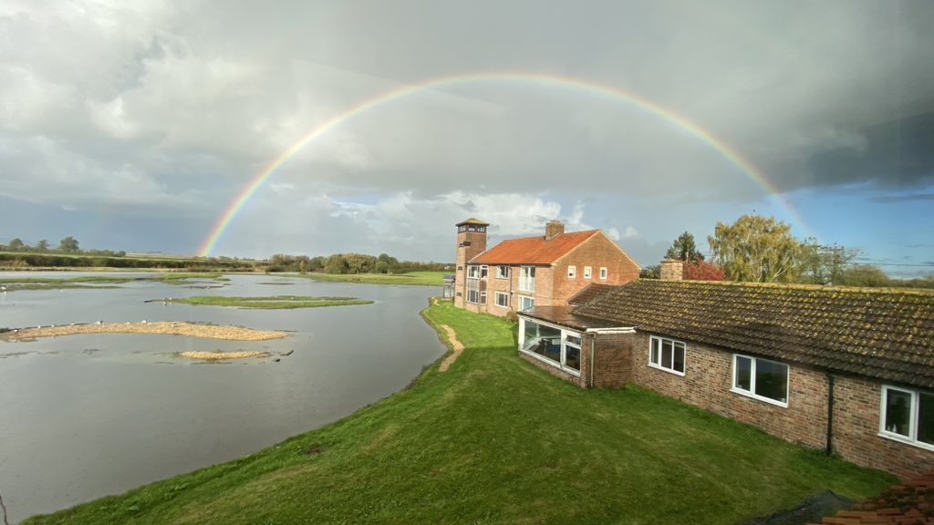 tuinz07's tweet photo. Wow what a sight to end a week on!! This has always been a place to feel inspired - both by the incredible wetland views and all the people that work here! @WWTSlimbridge @slimbridge_wild @WWTworldwide #topstuff https://t.co/XkIIRcCuHK