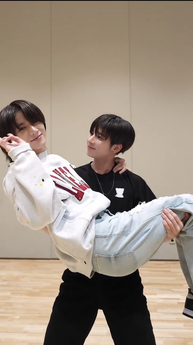kmsn_pi's tweet photo. 231027  일본 영통팬싸  범규 투바투
ヨントン レポ ボムギュ🧸 txt

👤「ウプズのお姫様抱っこは誰が提案したの？」
 
🧸「僕がしました(照れ笑い)」 https://t.co/VL5nIdEbEQ