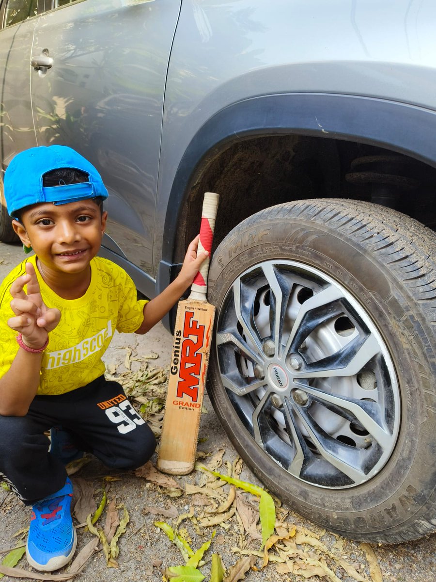 andydeb007's tweet photo. #MRFSuperFan I still remember the times when we were stuck at a remote location in the hills of Himachal and we had to depend on MRF to bail us out of the 13hr old journey, have been a fan eversinc My 6yr showng his love our favorite brand #Dependable
Arindam, 38y, Kolkata https://t.co/QH3choNzcy