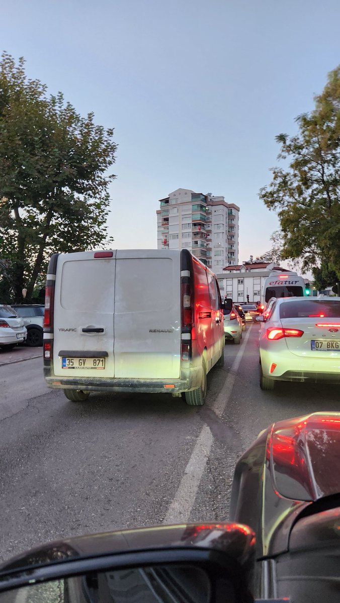 Antalyada trafik lambasında karşı şeride geçmek serbest hale gelmiş <a href="/AntalyaEmniyet/">Antalya Emniyet Müdürlüğü</a> <a href="/TrafikEgm/">EGM Trafik Başkanlığı</a>