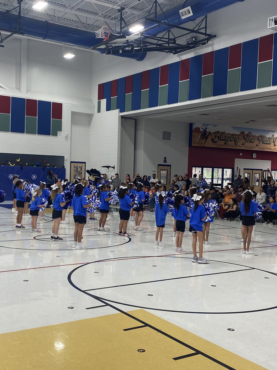 2_2garcia's tweet photo. We loved seeing our Trailettes @NISDTomlinson @NISD 
perform at our 1st ever #nextlevl basketball championship game @NISD_PE https://t.co/HtaLEU2VlQ