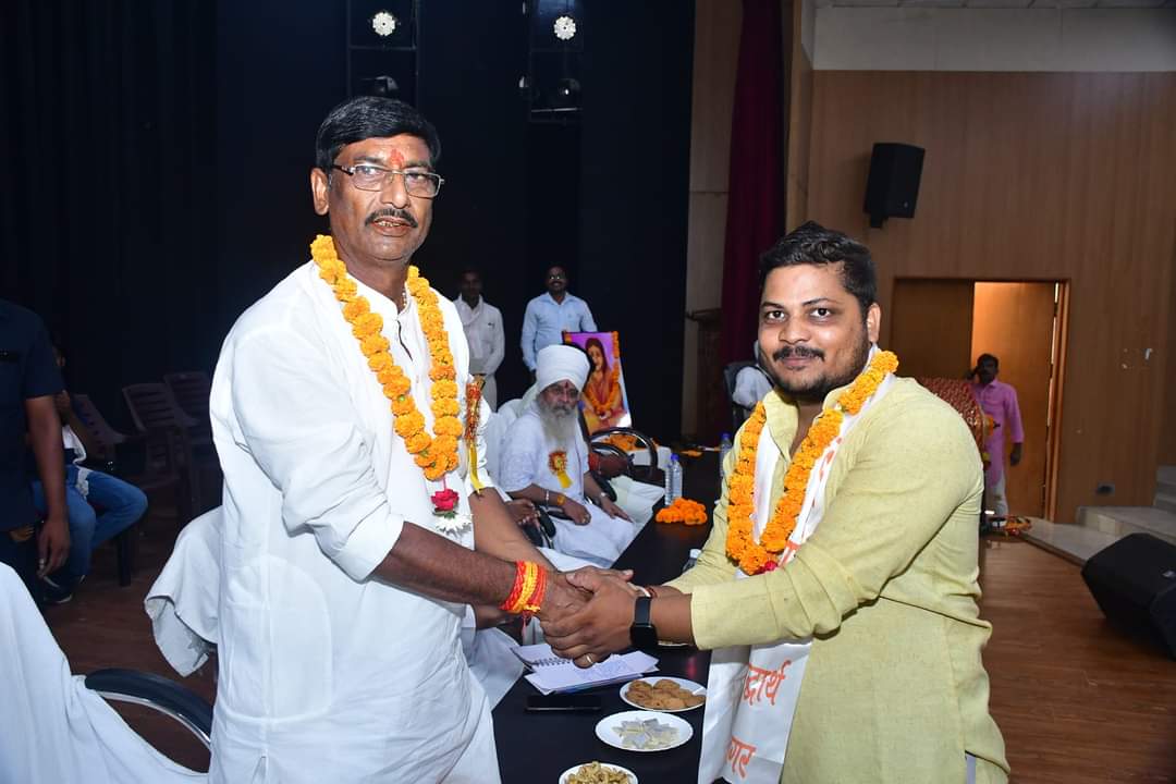 ManojGuptaMT's tweet photo. ना थके है पाँव कभी,
ना ही हिम्मत हारी है,
मैंने देखे है कई दौर,और
आज भी सफर जारी है l https://t.co/I7FyO36R3K