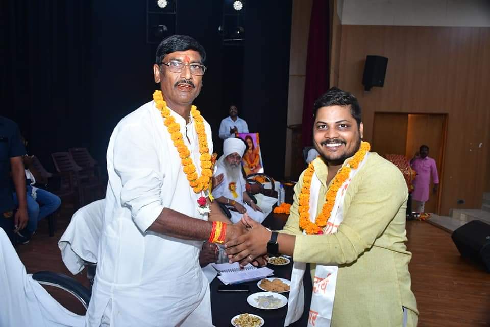 ManojGuptaMT's tweet photo. ना थके है पाँव कभी,
ना ही हिम्मत हारी है,
मैंने देखे है कई दौर,और
आज भी सफर जारी है l https://t.co/I7FyO36R3K