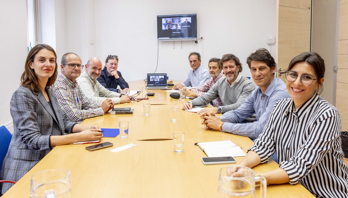 Hoy nos hemos reunido con representantes de <a href="/FRAVM/">Federación Vecinal de Madrid</a> y de vecinos afectados por la instalación de diferentes cantones en Madrid.
Compartiendo problemas y posibles soluciones.