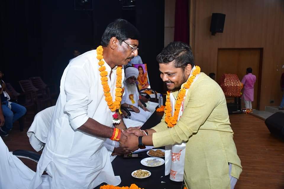 ManojGuptaMT's tweet photo. ना थके है पाँव कभी,
ना ही हिम्मत हारी है,
मैंने देखे है कई दौर,और
आज भी सफर जारी है l https://t.co/I7FyO36R3K