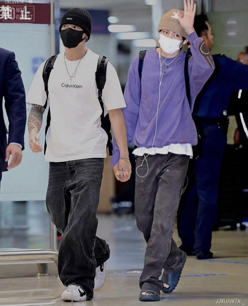 krosekhan85's tweet photo. MA sha Allah so beautiful friendship🥰 Allah apki dosti ko Har buri nazar se Mehfooz rakhy Ameen Summa Ameen InshaAllah 🤲💜🇰🇷🌹🇵🇰❤️#bestfriends #bts #btsarmyrose #taekook #taehyung #jungkook https://t.co/O9SG7bWlJj