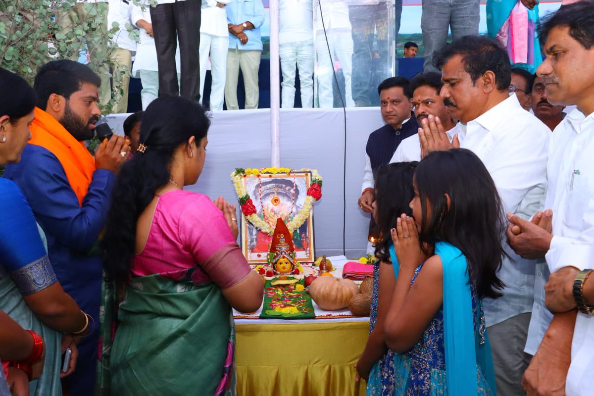 KranthiKiranBRS's tweet photo. అశేష జనవాహిని కోలాహలం మధ్య అట్టహాసంగా జరిగిన లోకల్ చంటి అలయ్ - బలయ్ కార్యక్రమం...

#AlaiBalai #ChantiKranthiKiran #KranthiKiranOnceAgain #Andole #LocalChanti #AndoleMLA

@TelanganaCMO @BRSHarish @KTRBRS @RaoKavitha @SantoshKumarBRS @BRSparty https://t.co/vNYbWY531z