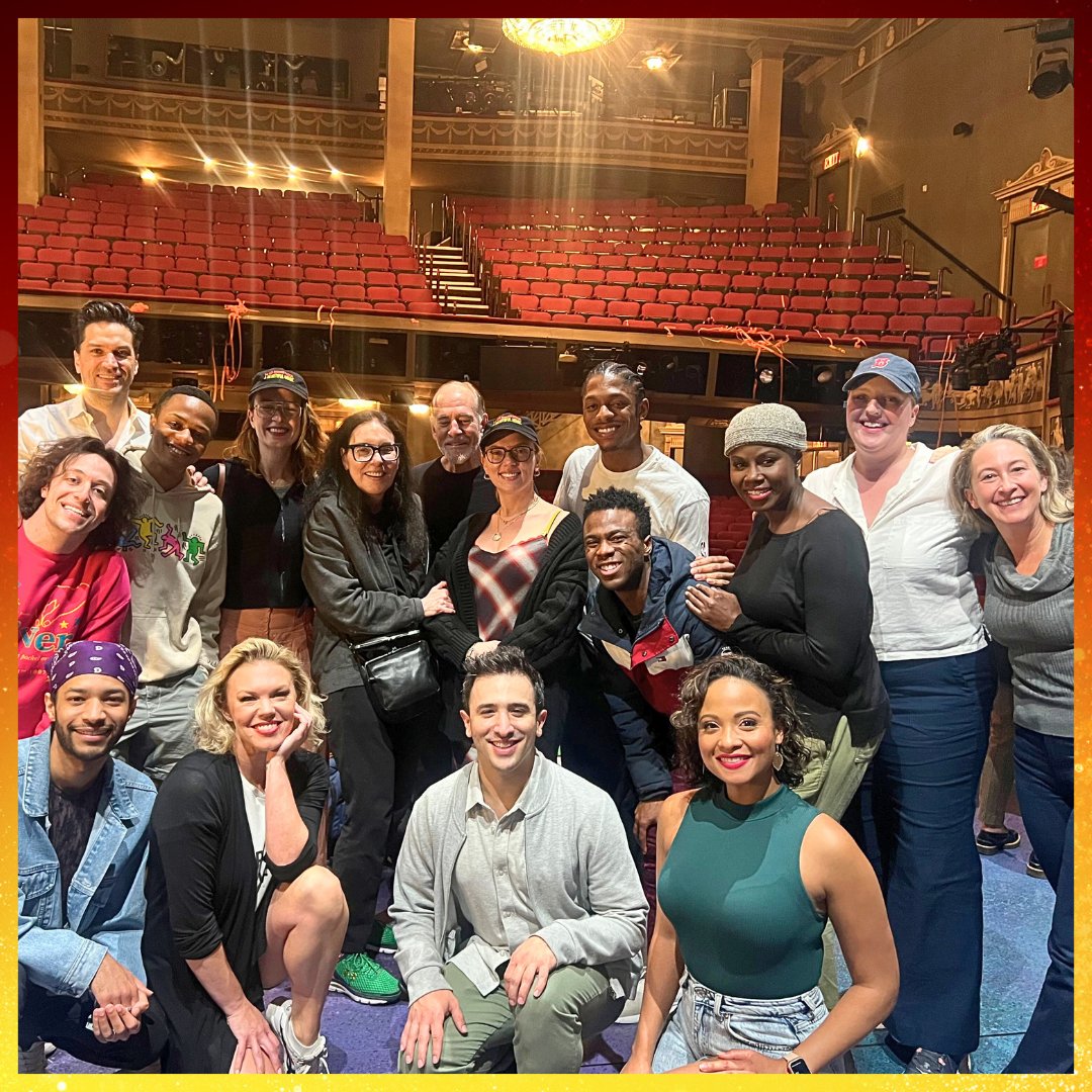 beautifulnoise's tweet photo. Hello again, hello! 🎶 Last night, Scarlett Johansson saw the #NeilDiamondMusical and was joined by her sister Vanessa and her mother Melanie (who has seen #ABeautifulNoise 20 times!) 💎 https://t.co/zFgHcaaV6I
