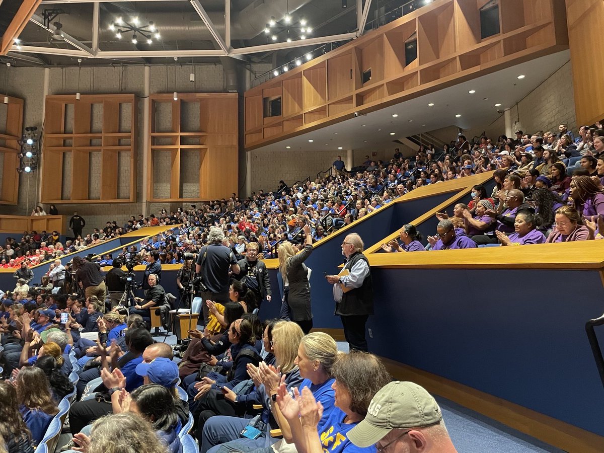 SenSanders's tweet photo. Thanks to the more than 700 nurses who showed up today to support the nurses strike at Robert Wood Johnson University Hospital for strong nurse-patient ratios. The hospital must come to the table NOW &amp; negotiate a fair contract that makes the hospital safer for patients &amp; nurses. https://t.co/vEYff9UQ9x