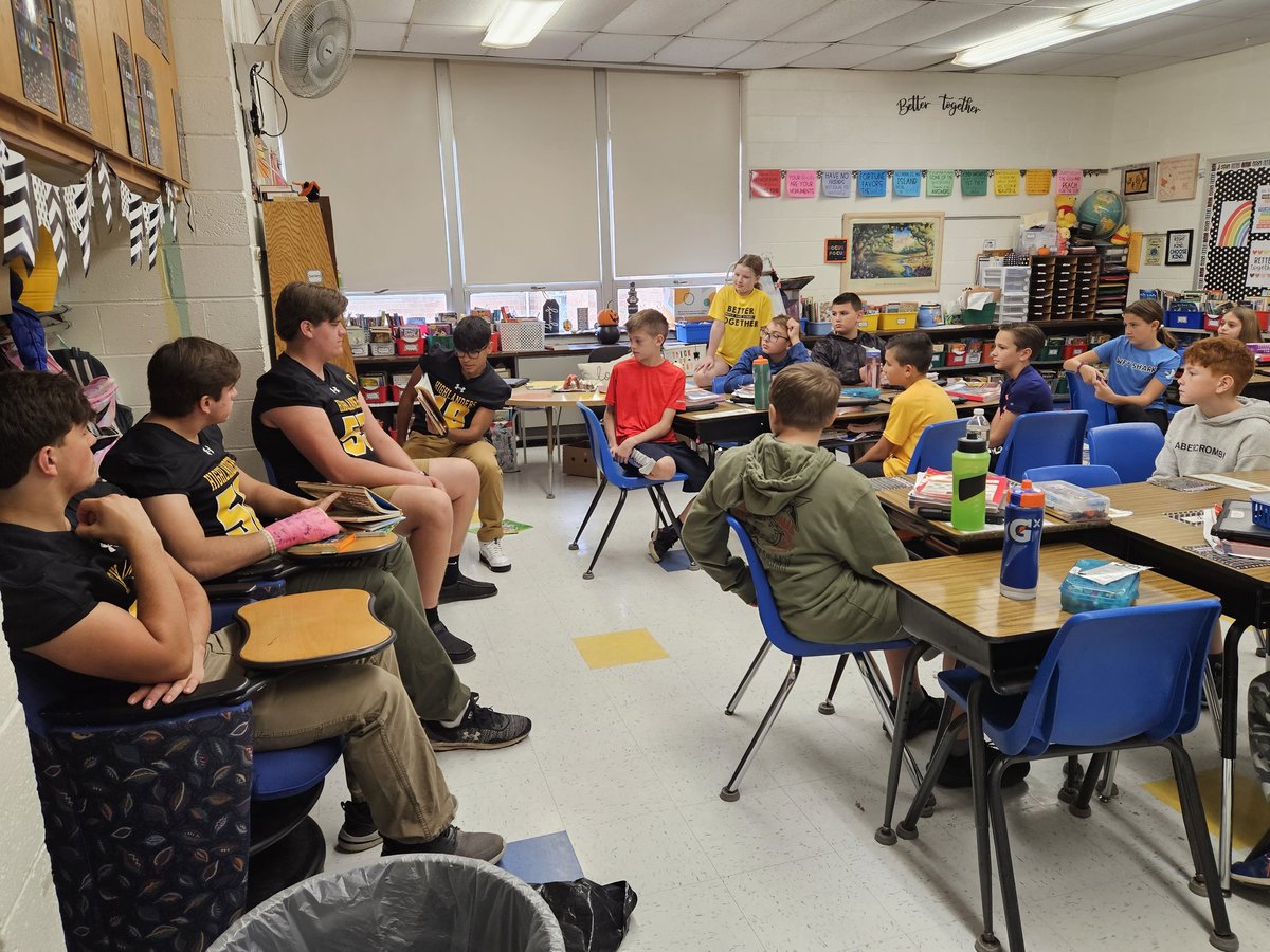 WMAthleticDept's tweet photo. The Annual Punt Pass and Read Program! @WMFBBC seniors reading to 5th graders at our Elementary Schools. #futurehighlanders #wmhometownpride #beherebeherd #GoHighlanders Congratulations to the seniors on a hard-fought season! https://t.co/yDZinK6Z8k