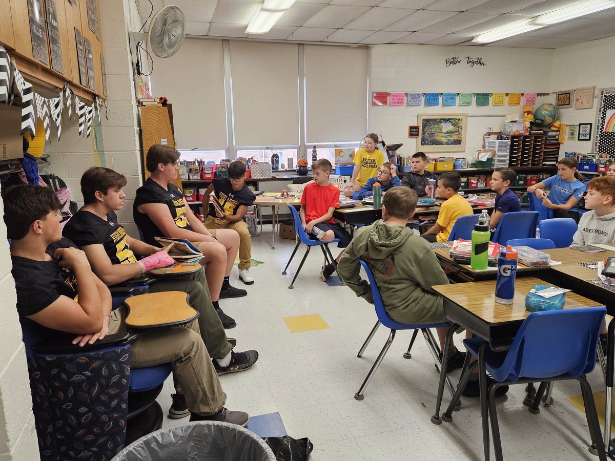 WMAthleticDept's tweet photo. The Annual Punt Pass and Read Program! @WMFBBC seniors reading to 5th graders at our Elementary Schools. #futurehighlanders #wmhometownpride #beherebeherd #GoHighlanders Congratulations to the seniors on a hard-fought season! https://t.co/yDZinK6Z8k