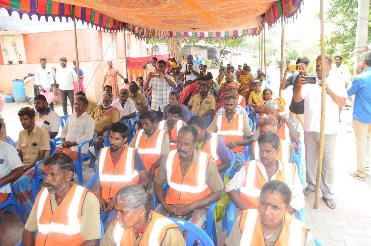 Ravi_commr's tweet photo. திண்டுக்கல் மாநகராட்சியில் தூய்மை பணியாளர்களின் வாழ்வாதாரத்தை மேம்படுத்த தூய்மை பணியாளர் குடும்ப விபர கணக்கெடுப்பு பணி துவக்கி வைக்கப்பட்டது. https://t.co/Q9rnEaD621